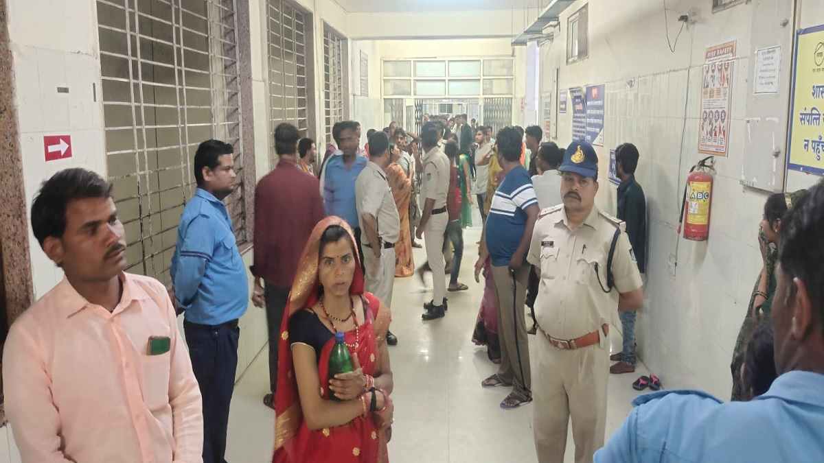 लेबररूम में घुसकर डॉक्टर, नर्सों से मारपीट, जान से मारने की धमकी लेबररूम में घुसकर डॉक्टर, नर्सों से मारपीट, जान से मारने की धमकी