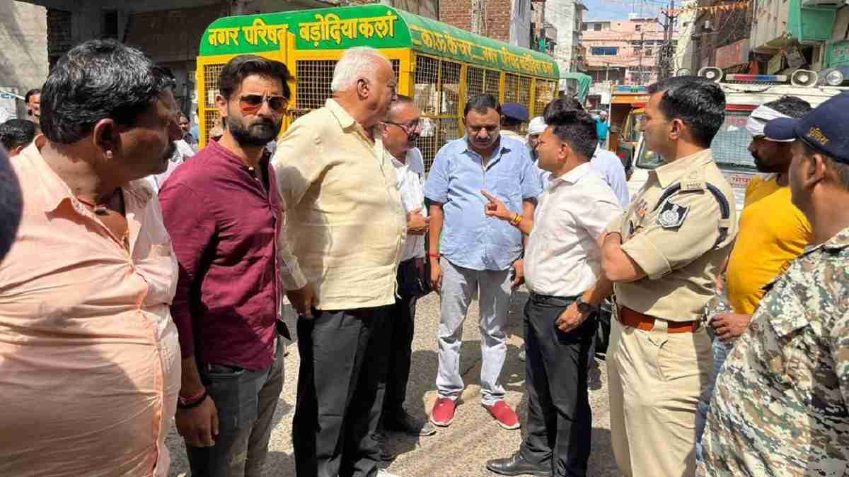 डेयरी विस्थापन पर प्रशासन, महापौर और पशु पालकों में किचकिच डेयरी विस्थापन पर प्रशासन, महापौर और पशु पालकों में किचकिच