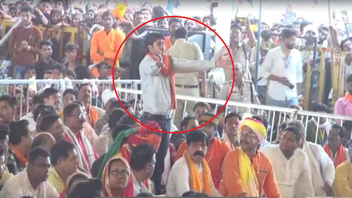 MP: जिपं अध्यक्ष के पीए को लगा भूत! करने लगा अजीब हरकतें MP: जिपं अध्यक्ष के पीए को लगा भूत! करने लगा अजीब हरकतें