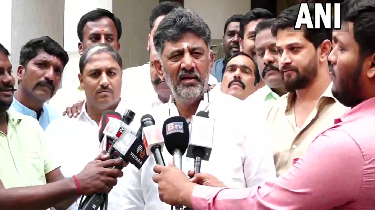 अपने आध्यात्मिक गुरु अजजय्या से मिलने जा रहे डीके शिवकुमार अपने आध्यात्मिक गुरु अजजय्या से मिलने जा रहे डीके शिवकुमार