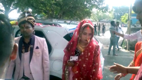 UP Hardoi Nikay Chunav Groom and bride arrived to vote dressed in wedding attire video went viral