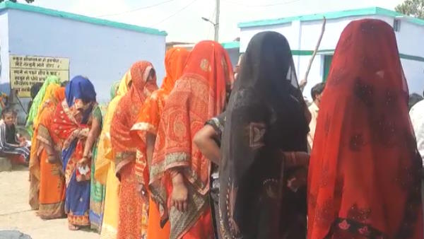 UP Hardoi Nikay Chunav Groom and bride arrived to vote dressed in wedding attire video went viral