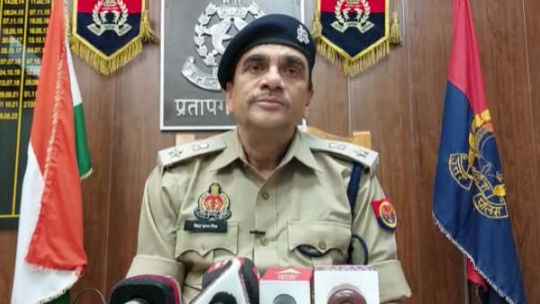 Pratapgarh 20 year old girl shot dead by fiance near house fiancee also tried to commit suicide Pratapgarh 20 year old girl shot dead by fiance near house fiancee also tried to commit suicide