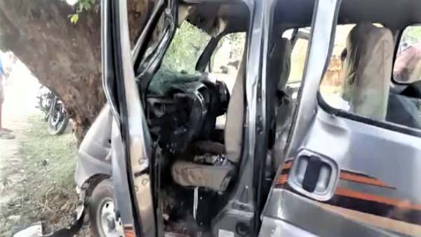 Mathura Speeding car collided with tree, 4 people going to get driving license died on the spot