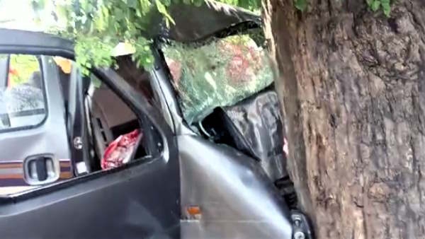 Mathura Speeding car collided with tree, 4 people going to get driving license died on the spot
