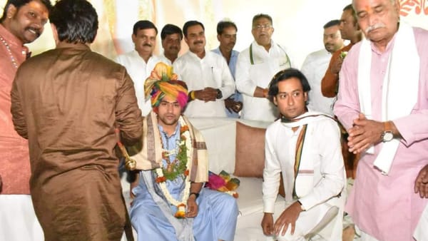 Guna Dhirendra Shastri Scindia Jayawardhan Pranam Troll