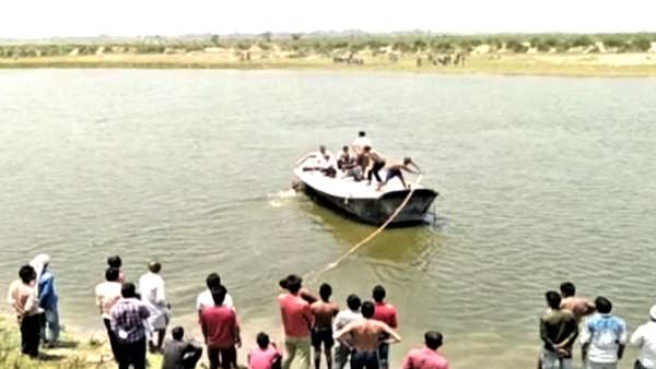 Hardoi fight between married couple over dance in marriage husband and wife jumped in sharda canal 