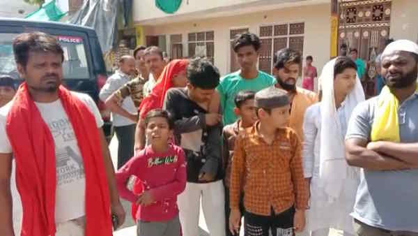 Terror of land mafia in Jhansi! A father was not allowed to bury daughter body, brutally beaten up Terror of land mafia in Jhansi! A father was not allowed to bury daughter body, brutally beaten up