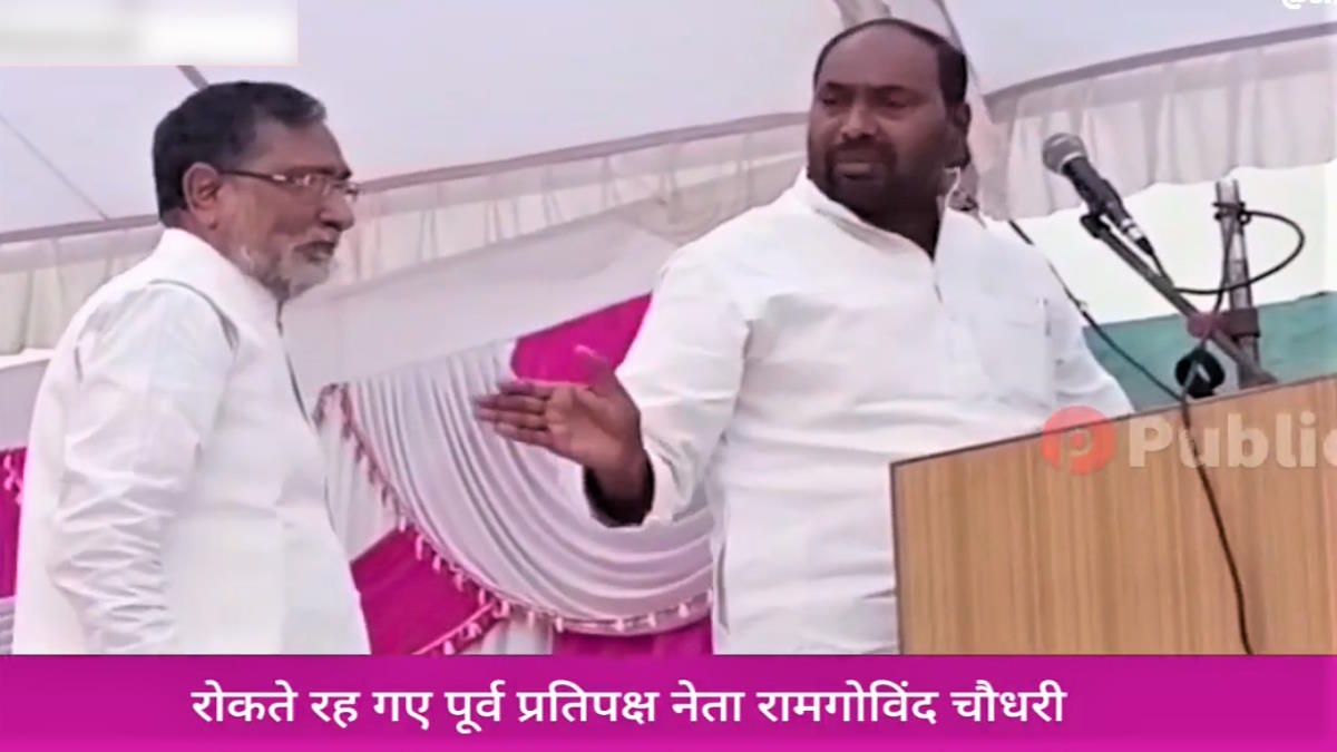 UP Nikay Chunav 2023 samajwadi leader clashed with each other in tribute meeting in Ballia viral UP Nikay Chunav 2023 samajwadi leader clashed with each other in tribute meeting in Ballia viral