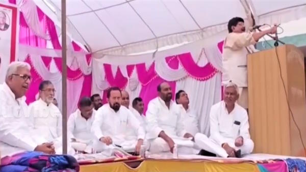 UP Nikay Chunav 2023 samajwadi leader clashed with each other in tribute meeting in Ballia viral UP Nikay Chunav 2023 samajwadi leader clashed with each other in tribute meeting in Ballia viral