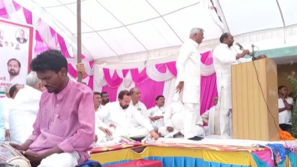 UP Nikay Chunav 2023 samajwadi leader clashed with each other in tribute meeting in Ballia viral UP Nikay Chunav 2023 samajwadi leader clashed with each other in tribute meeting in Ballia viral