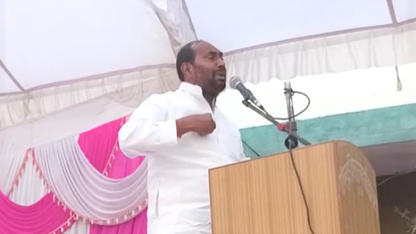 UP Nikay Chunav 2023 samajwadi leader clashed with each other in tribute meeting in Ballia viral UP Nikay Chunav 2023 samajwadi leader clashed with each other in tribute meeting in Ballia viral