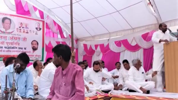UP Nikay Chunav 2023 samajwadi leader clashed with each other in tribute meeting in Ballia viral UP Nikay Chunav 2023 samajwadi leader clashed with each other in tribute meeting in Ballia viral