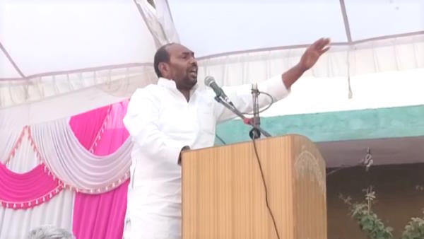 UP Nikay Chunav 2023 samajwadi leader clashed with each other in tribute meeting in Ballia viral UP Nikay Chunav 2023 samajwadi leader clashed with each other in tribute meeting in Ballia viral
