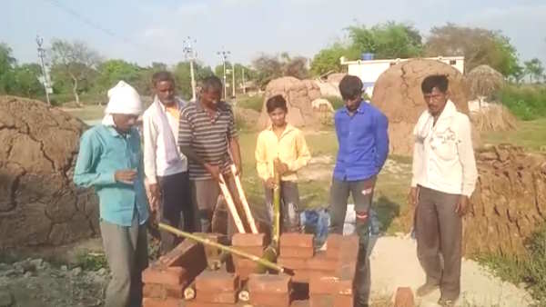 Unnao Humans shed tears on the death of langur by dog attack funeral according to Hindu rituals 