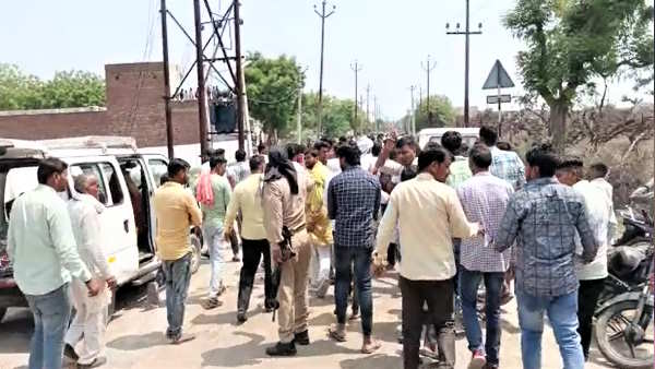 UP Nikay Chunav BJP supporters and independent candidates supporters fight casting fake votes