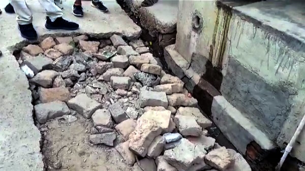 Joshimath like picture in Mathura panic among people due to cracks in more than half a dozen houses