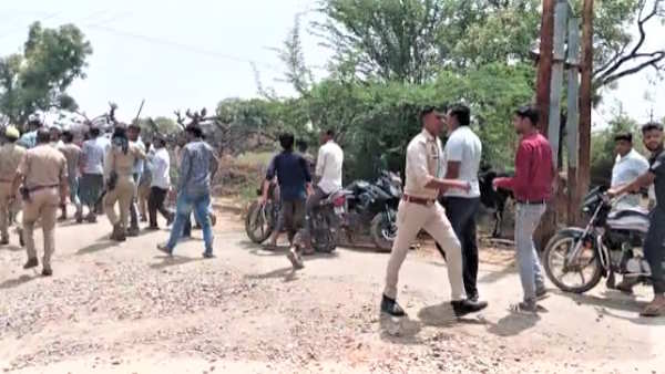 UP Nikay Chunav BJP supporters and independent candidates supporters fight casting fake votes