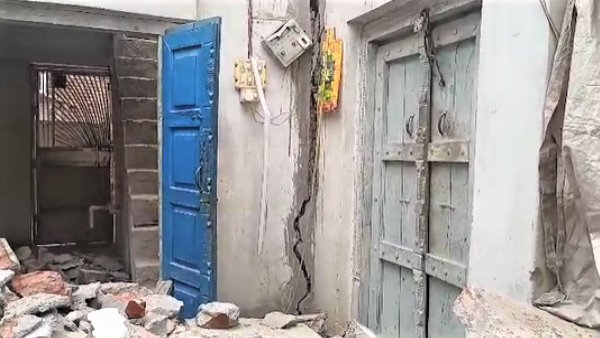 Joshimath like picture in Mathura panic among people due to cracks in more than half a dozen houses