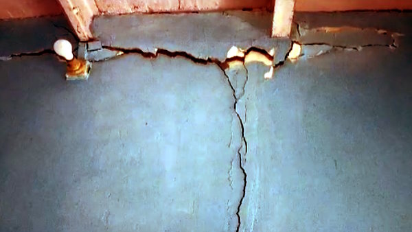 Joshimath like picture in Mathura panic among people due to cracks in more than half a dozen houses