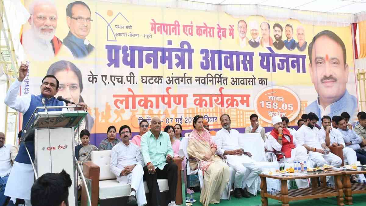 सपनों के घर में प्रवेश करते ही खिल उठे चेहरे, मंत्री ने कराया गृहप्रवेश