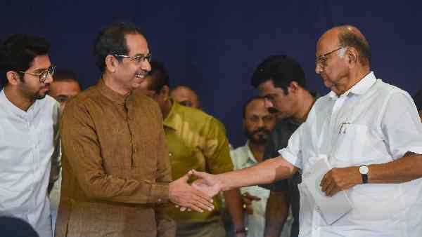 NCP Chief Sharad Pawar shows mirror to Uddhav Thackeray in his autobiography, new twist may come in Maharashtra politics