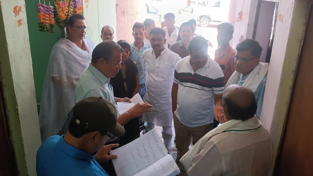 PM Awas: ये कैसे गरीब? मकान लेकर किराए पर चला रहे तो कई बेचकर चले गए