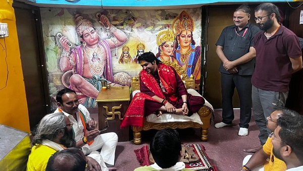 बागेश्वरधाम की शरण में प्रीतम, गिले-शिकवे भूल धीरेंद्र शास्त्री ने गले लगाया