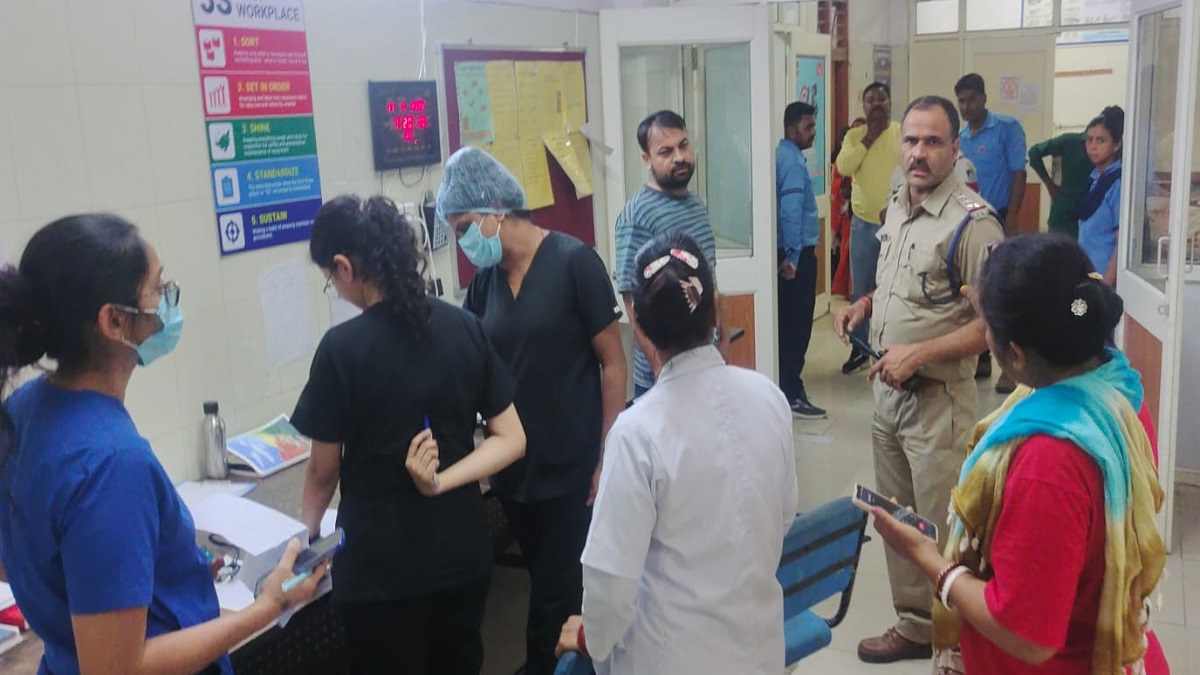 लेबररूम में घुसकर डॉक्टर, नर्सों से मारपीट, जान से मारने की धमकी लेबररूम में घुसकर डॉक्टर, नर्सों से मारपीट, जान से मारने की धमकी