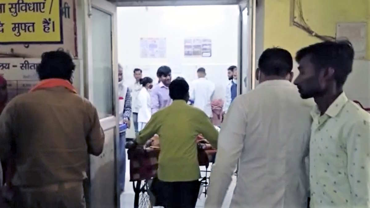 Sitapur tried calling ambulance for hours for sick mother had to take mother on thela mother died Sitapur tried calling ambulance for hours for sick mother had to take mother on thela mother died