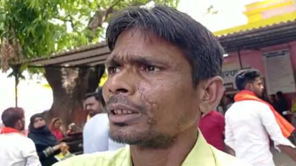 Sitapur tried calling ambulance for hours for sick mother had to take mother on thela mother died Sitapur tried calling ambulance for hours for sick mother had to take mother on thela mother died