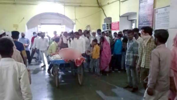 Sitapur tried calling ambulance for hours for sick mother had to take mother on thela mother died Sitapur tried calling ambulance for hours for sick mother had to take mother on thela mother died