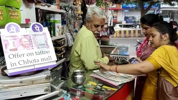 2000 note exchange Varanasi tatoo shopkeeper giving 50 percent discount on purchase of 2 thousand