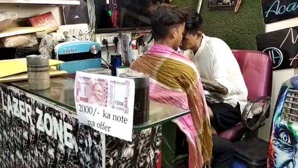2000 note exchange Varanasi tatoo shopkeeper giving 50 percent discount on purchase of 2 thousand