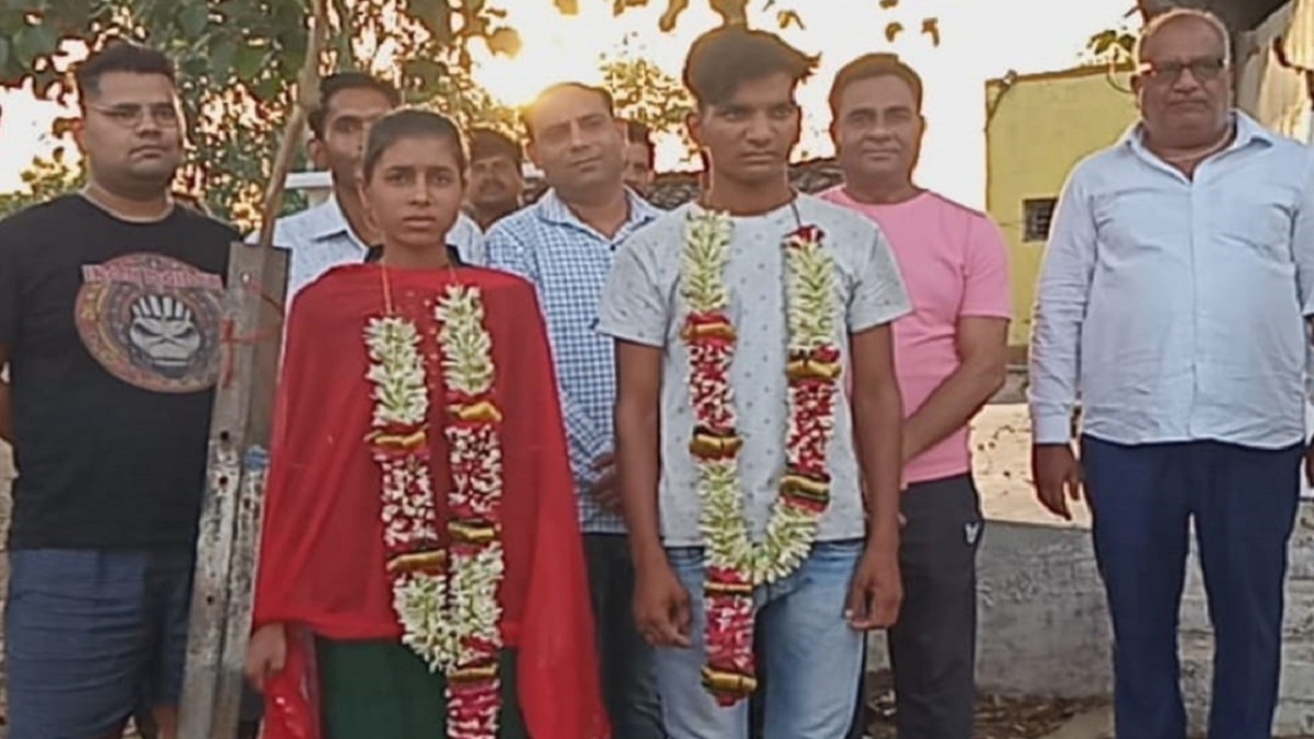 Panna, police, गजब! मोहब्बत में परिजन की खिलाफत, थानेदार ने थाने में करा दी शादी