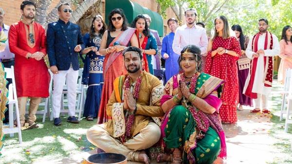 Unique Online Wedding Bride and Groom Took Round