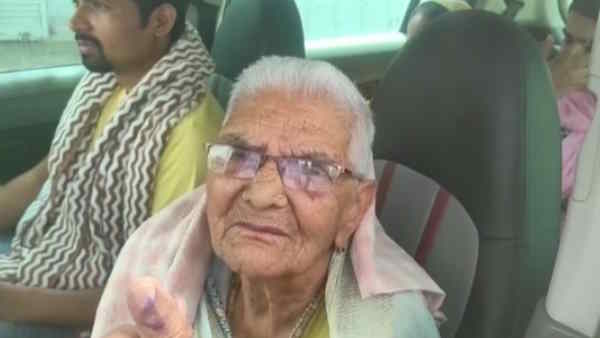 UP Nikay Chunav 2023 awsome pictures of differently abled old people voting strengthening democracy UP Nikay Chunav 2023 awsome pictures of differently abled old people voting strengthening democracy