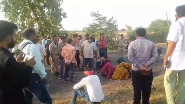 Jhansi truck broke the divider rammed on 6 children doing exercise 3 died on the spot 3 serious Jhansi truck broke the divider rammed on 6 children doing exercise 3 died on the spot 3 serious
