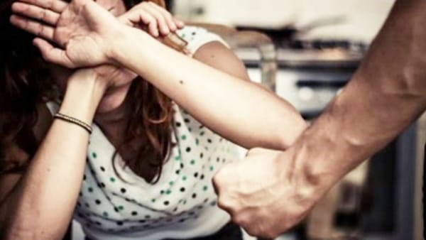 Ashoknagar husband beat up his wife Ashoknagar husband beat up his wife