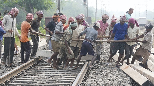 Balasore Train Accident: TOP 5 अधिकारियों का ट्रांसफर Balasore Train Accident: TOP 5 अधिकारियों का ट्रांसफर