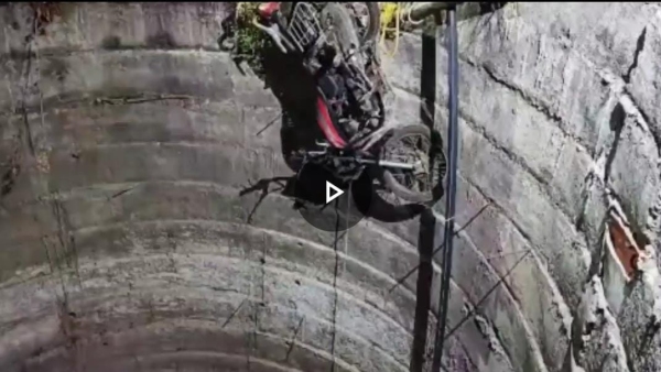 In Ratibad, 2 youths riding a high speed bike fell into a well, a youth died after falling 40 feet