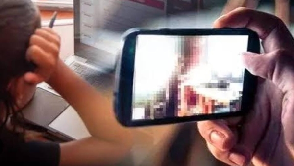 MMS video made from the window of a woman taking a bath in the bathroom in Jahangirabad