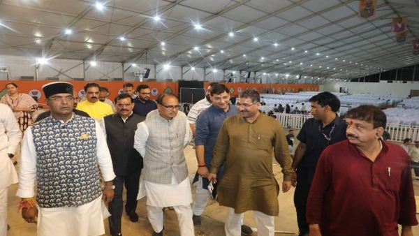 Rani Kamlapati railway station is being decorated to welcome PM Modi, pandals are being seen