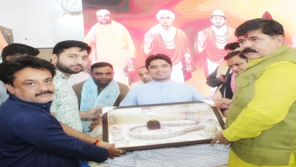 BJP leader Keswani welcome Saint Narayan Bhajan Sai of Sindhi community who came from Sindh Pakistan