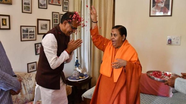 Shivraj singh touched feet of former CM, Uma Bharti gave blessings said I am first dear sister Shivraj singh touched feet of former CM, Uma Bharti gave blessings said I am first dear sister