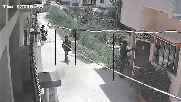 Robbery CCTV Video two men disguised as salesmen targeted a lone woman sprayed her unconscious