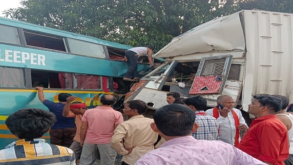 इंदौर-जबलपुर बस कंटेनर की भिड़ंत: 3 की मौत, पांच घायल