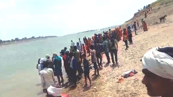 Three children in Fatehpur drowned and 3 teenagers including 2 brothers drowned in Kaushambi 