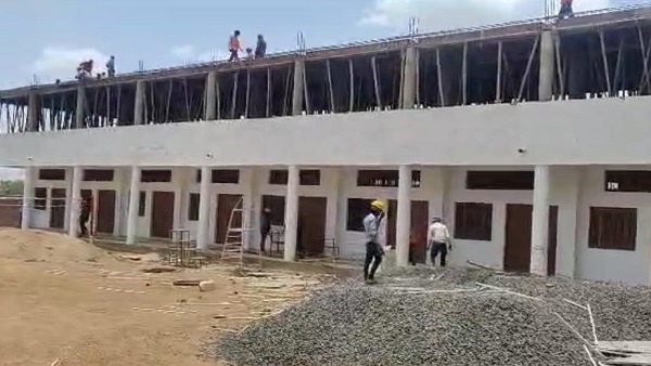 हिजाब विवाद: बुलडोजर वापस लौटा, हथौड़े से तोड़ रहे गंगा-जमना