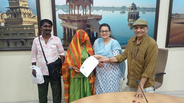 Indian citizenship certificates to Pak refugees